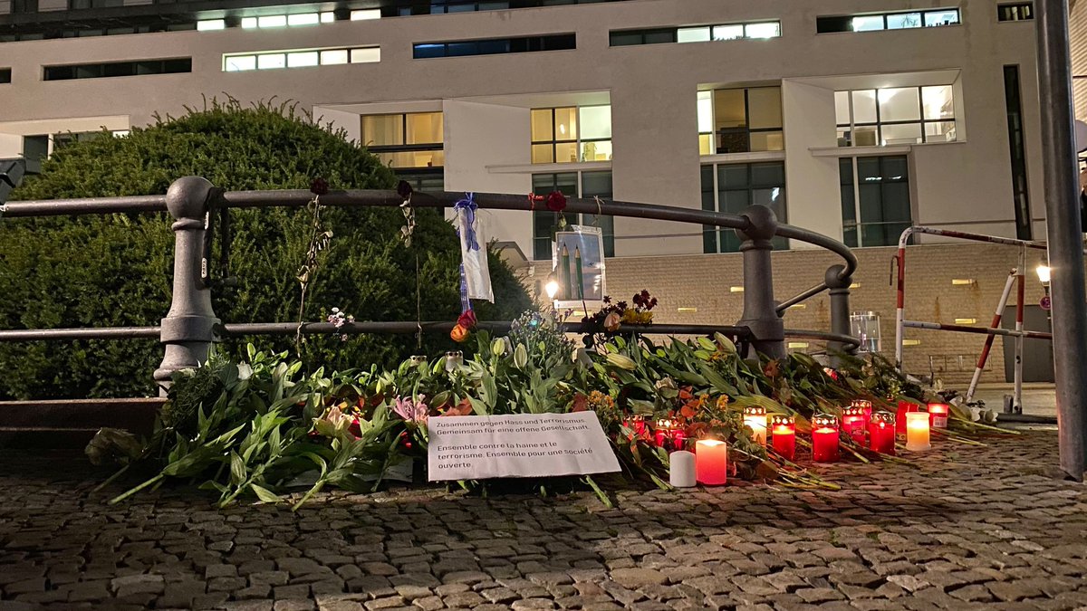 AhmadiyyaDE's tweet photo. @Volker_Beck @aimanMazyek @der_zmd @KRMuslime @DITIBkoln @igmgorg Lieber Herr Beck,

es ist uns natürlich eine Freude, dass Sie Ihr Interesse an unserer Gemeindearbeit öffentlich kundgetan haben.

Gerne teilen wir in diesem Sinne einen kleinen Auszug an Bildern mit Ihnen, die verdeutlichen, wo wir Ahmadi-Muslime mit dem Mitgefühl für die... https://t.co/xYAuXXgTL6
