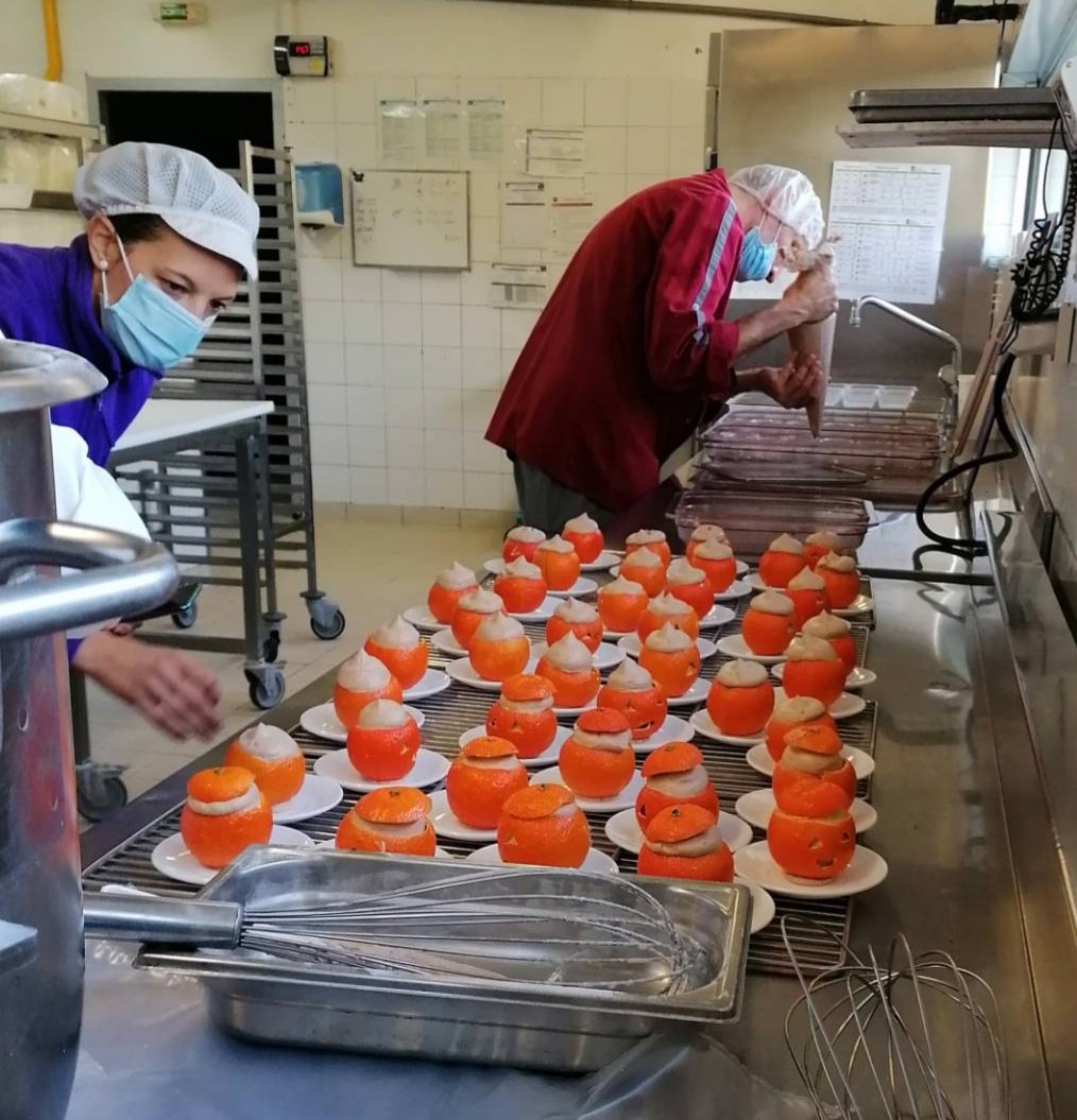 Malgré le contexte, c'était animation Halloween ce midi. 🎃🎃
Un peu de légèreté dans cette période si anxiogène 🤗
<a href="/innovationculi1/">Sylvain Chevalier</a> <a href="/Charlotte_innov/">Charlotte_Forest</a> @Elior_France <a href="/magma1970/">MAG</a>