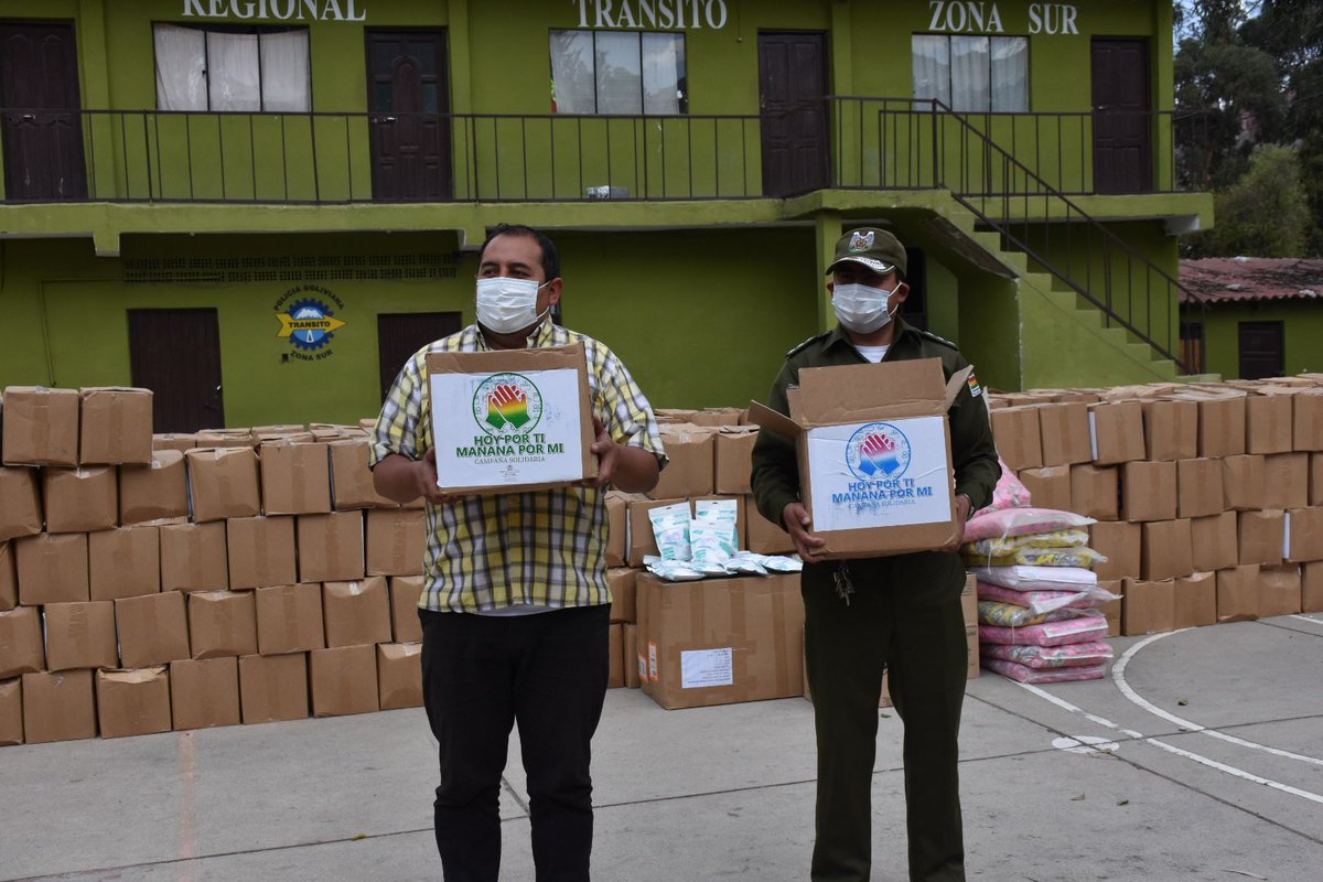 ViceminSegCiu's tweet photo. Viceministro de Seguridad Ciudadana @WilSantacho junto con la campaña solidaria “Hoy por ti, mañana por mi” hace entrega de productos alimenticios al Comando Sur de la Policía Boliviana en la ciudad de La Paz. https://t.co/WGuBYdCmuI
