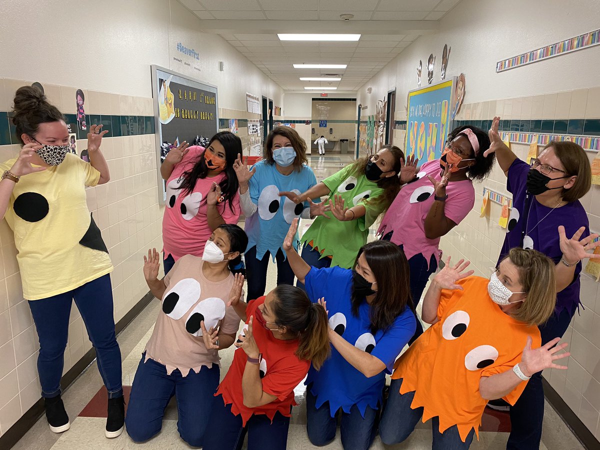 vickicasco7's tweet photo. There’s nothing like ending Red Ribbon Week with this crew! #KinderStars #BeaverFirst #TogetherWeCan @BeaverMST_Stars @AmyLeeSinclair @kharder01 @ParraPanthers @jimersonstweets @cvdelira1 @KathyAlrid https://t.co/xRc1lwLfAI