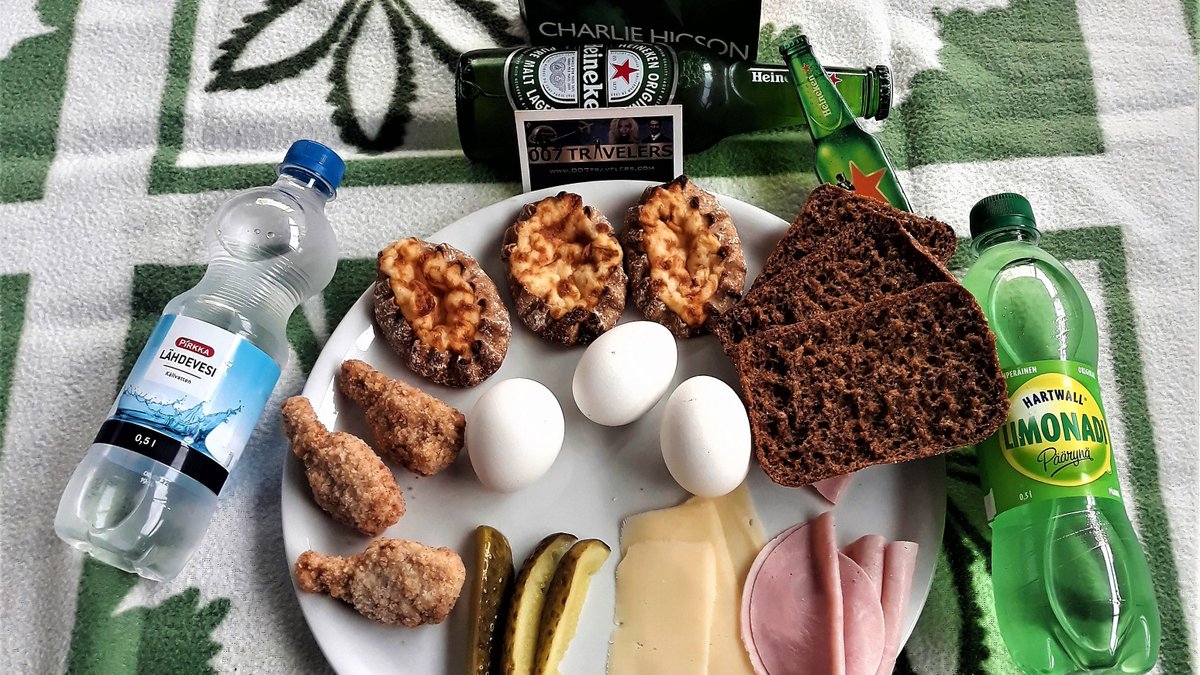 007Travelers's tweet photo. Self-made 007 Food: Picnic meal
Bond eats this kind of picnic meal with Bond girl Roan and Dandy O’Keeffe at Eton College in #ByRoyalCommand by #CharlieHigson
Read more here:
https://t.co/j6FMLcaGjx
#JamesBond #food #Bondfood #books #Bondbooks @monstroso https://t.co/pDIJGdrQdZ
