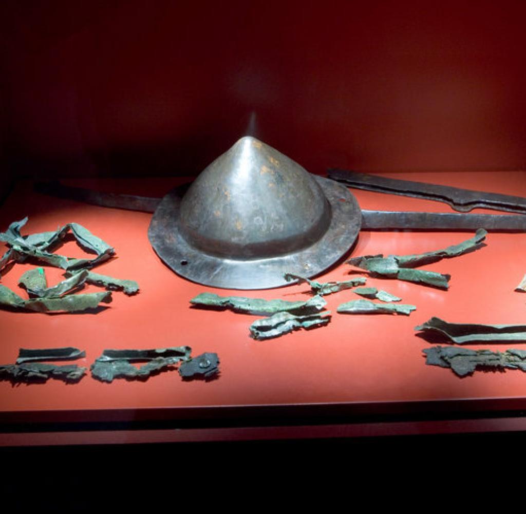 Puis vient le terrible corps à corps, glaive contre épée, lances, hache ou marteau de guerre germaniques, les boucliers s'entrechoquent... les romains resistent mais essuient de terribles pertes.Umbo germain et bords de scutum romain, KalkrieseSuite 