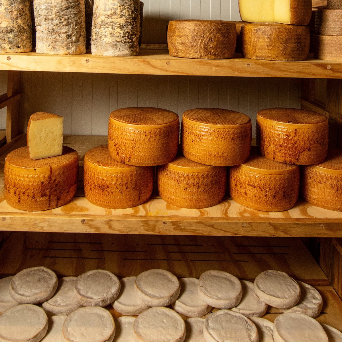 saborYcaracter's tweet photo. En la cava de #SaboryCarácter se procura al queso, en detalles como temperatura y añejamiento. 

Ésto permite, qué ustedes reciban un queso exquisito, listo para disfrutar. 

Compra en línea, o por WhatsApp. ¡Escríbenos! https://t.co/dbUEBqwlIx