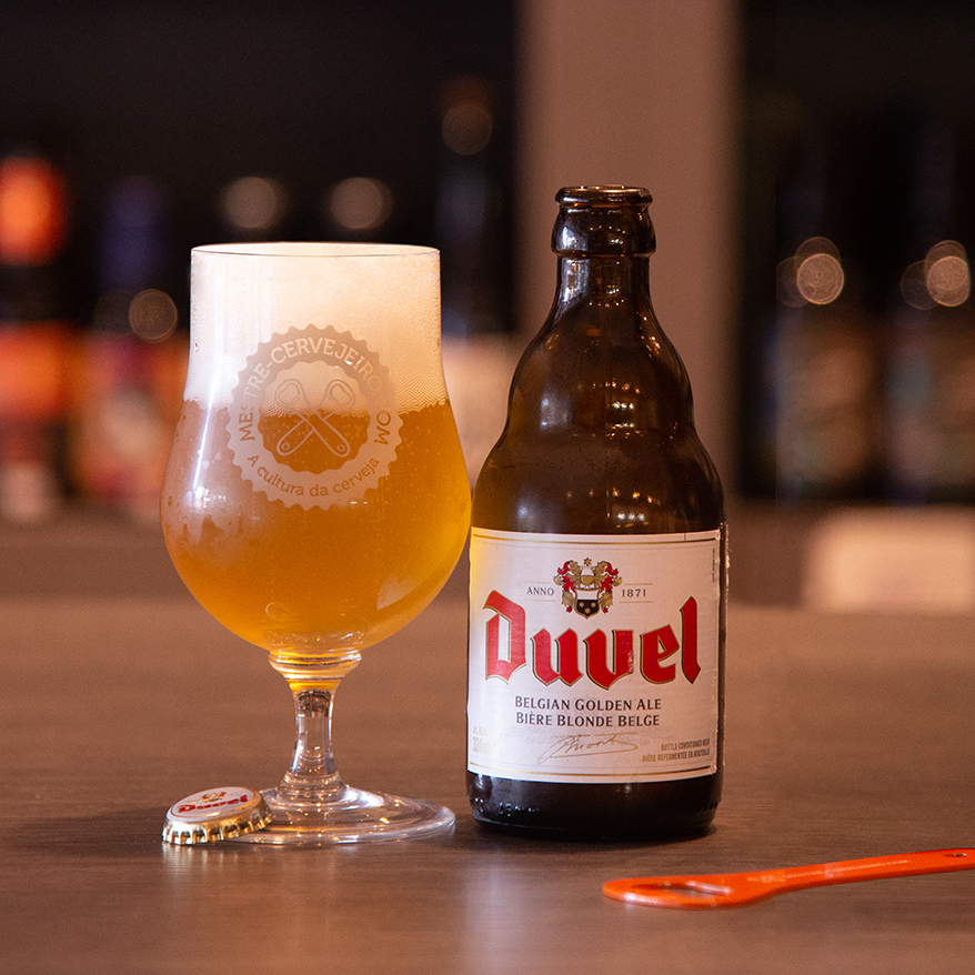 Dica de Fim de Semana especial de Halloween: a Diabólica, Duvel.

Conta a história que em uma degustação da cerveja, um sapateiro exclamou: "É o diabo!" por conta de seus 8,5% de teor alcoólico serem pouco perceptíveis ao beber.

Qual cerveja você vai tomar neste Dia das Bruxas?