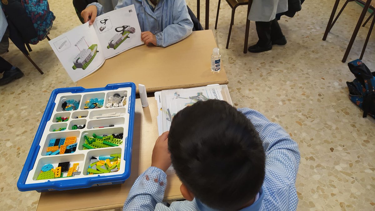 minmaculadahhc's tweet photo. Aprendemos sobre las máquinas e inventos en nuestro proyecto de 3° EP "Día a día con energía" construyendo y programando un coche de carreras que pronto podréis conocer. #LEGO @EdelvivesPRO @LEGO_Education https://t.co/HlVsiUReiO