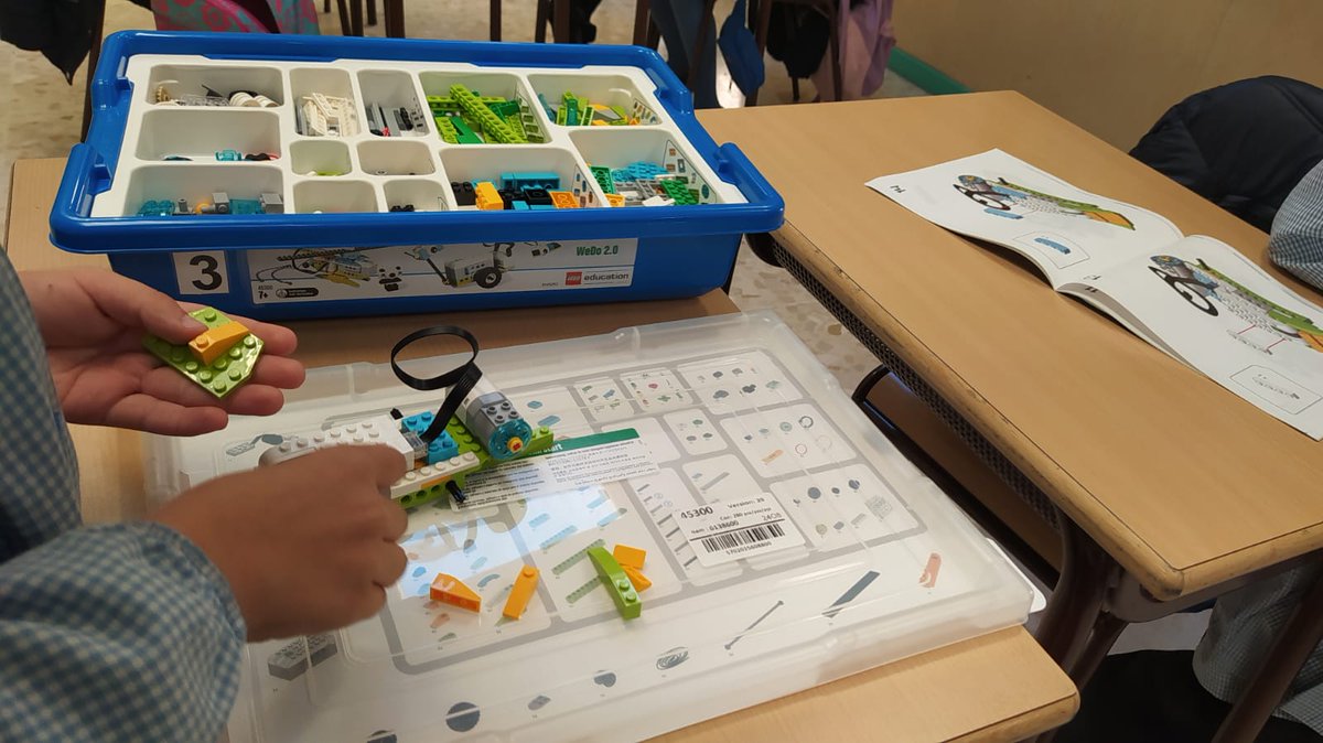 minmaculadahhc's tweet photo. Aprendemos sobre las máquinas e inventos en nuestro proyecto de 3° EP "Día a día con energía" construyendo y programando un coche de carreras que pronto podréis conocer. #LEGO @EdelvivesPRO @LEGO_Education https://t.co/HlVsiUReiO