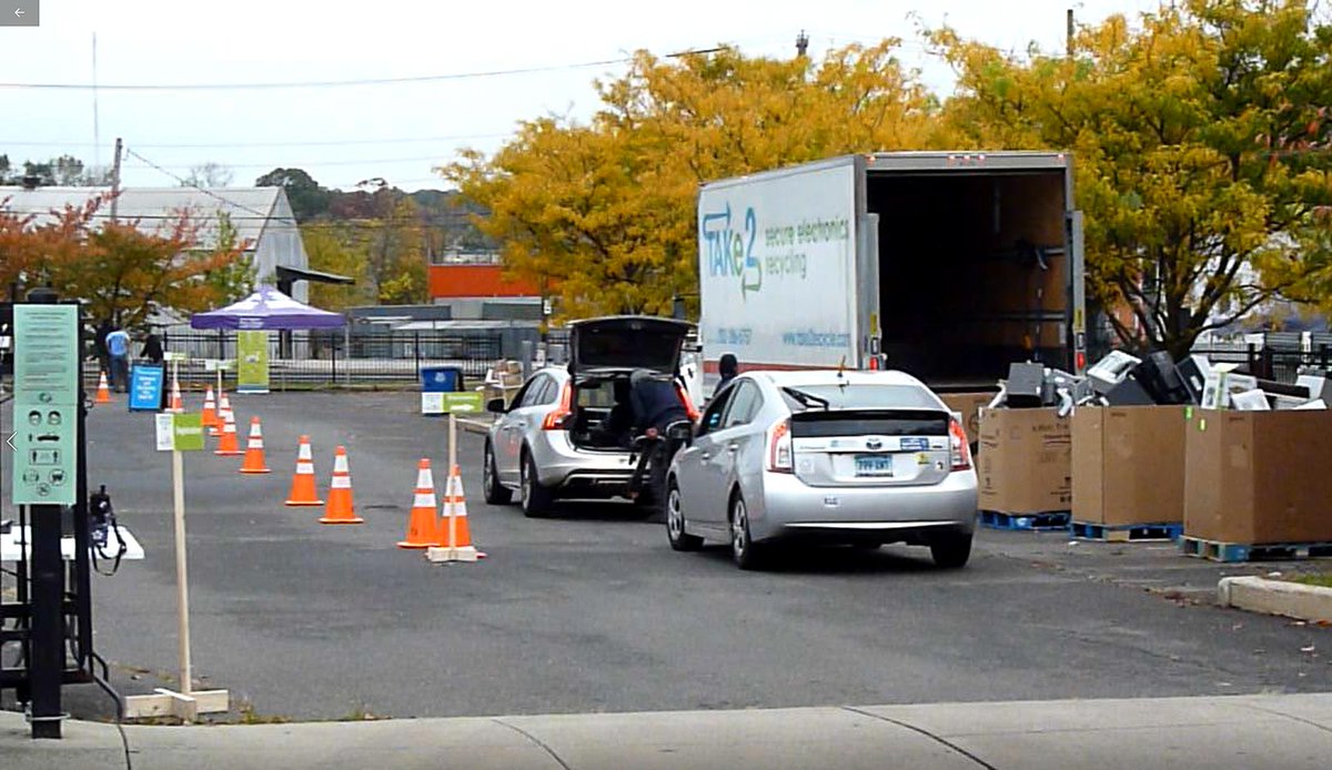 NewHavenRecycle's tweet photo. We built it, and you did come!  Hometown Recycling Day was a success, thanks to our Partners, the City of New Haven, Truman School and you! https://t.co/bBqxMdkedC