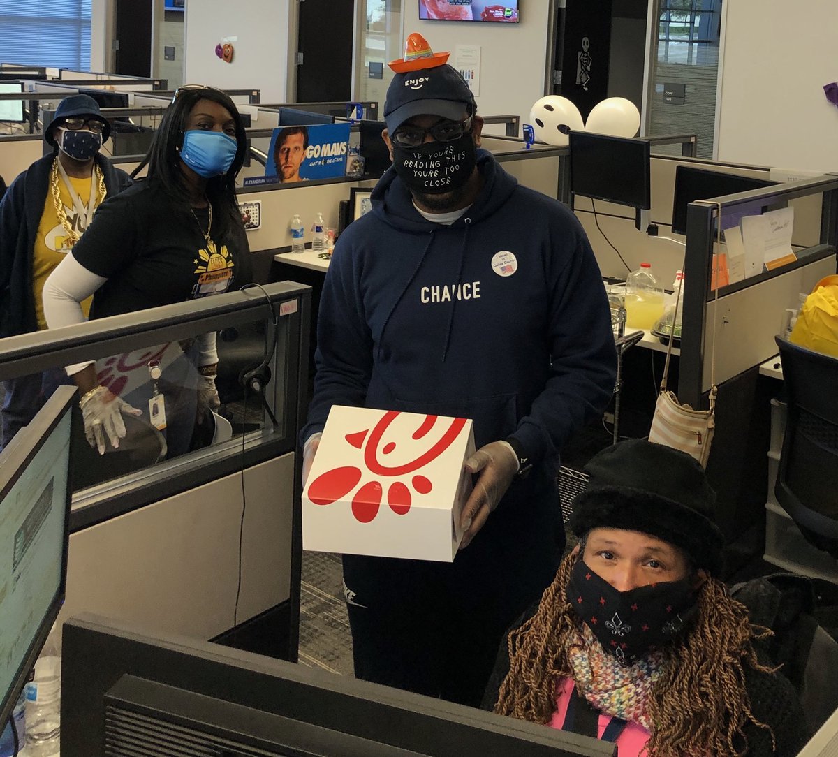 FACES_ERG_DFW's tweet photo. As part of Fil-Am History Month, FACES DFW was able to personally thank our Richardson Credit and Activations group for all the help they’ve done throughout the pandemic. We appreciate everything you do!! Thank you #FrontLineHeroes
#faceseg #attimpact #interfaces #lifeatatt https://t.co/rJjVHQ9fm1