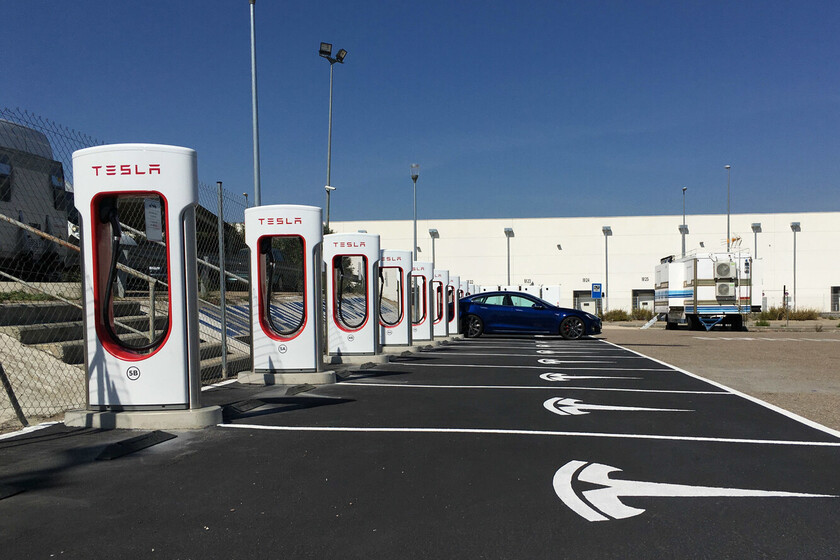 Tesla abre el primer Supercargador V3 en España, capaz de recargar hasta 120 km de autonomía en cinco minutos motorpasion.com/tesla/tesla-ab…