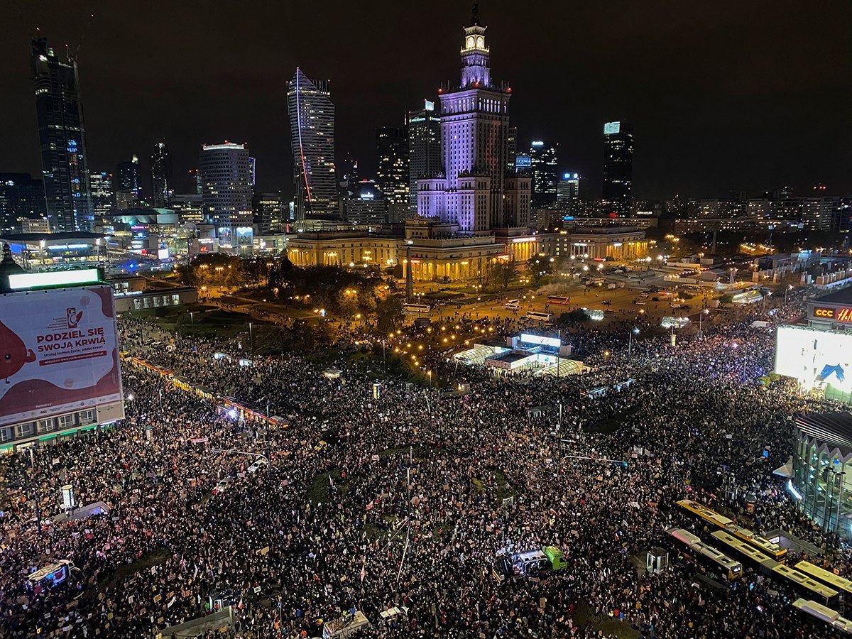 louloveslouies's tweet photo. THIS IS LITERALLY HAPPENING ON POLISH STREETS AS WE SPEAK AND SOME OF YOU STILL CHOOSE TO STAY SILENT. PLEASE EDUCATE YOURSELF ABOUT THE SITUATION IN POLAND ! ! ! #StrajkKobiet #piekłokobiet https://t.co/YWn9IBqrwb