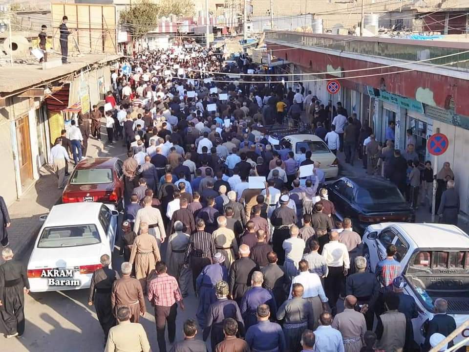 misaabbahaadin's tweet photo. مظاهرة حاشدة في محافظة هلبجة نصرة لرسول الله صلى الله عليه وسلم وتنديدا بتصرحات ماكرون .
#StopMacron https://t.co/bdaTVX33WP