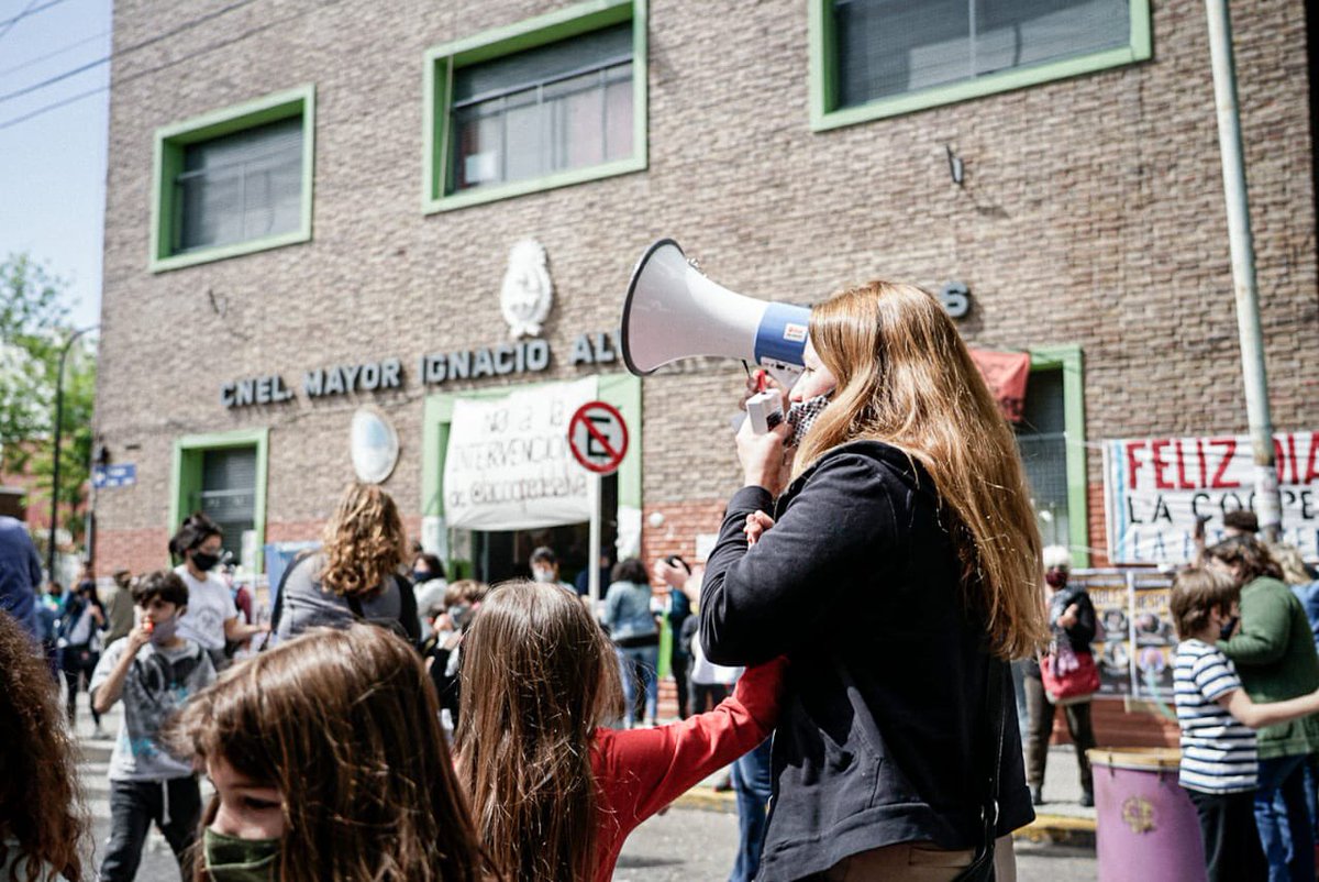Maru_Bielli's tweet photo. La cooperadora del Álvarez Thomas es ejemplo de construcción y participación de las familias en la educación pública. Así logró entre otras cosas, que la justicia apoye su lucha por la pileta.

¿Adivinen qué hizo Larreta? La intervino. 

La escuela ES con @lacoopedelalva adentro. https://t.co/v7IwMKG9fM