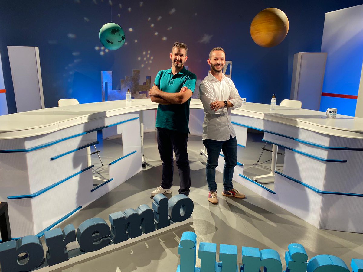 soympol's tweet photo. Es noche de @PremioJunior. Gronkode que construye el baño seco,  finalista del Premio en @CanalMalagaRTV. 
P.d. Este es mi nuevo curro, no os lo perdáis 🙈 https://t.co/jKfnievACH