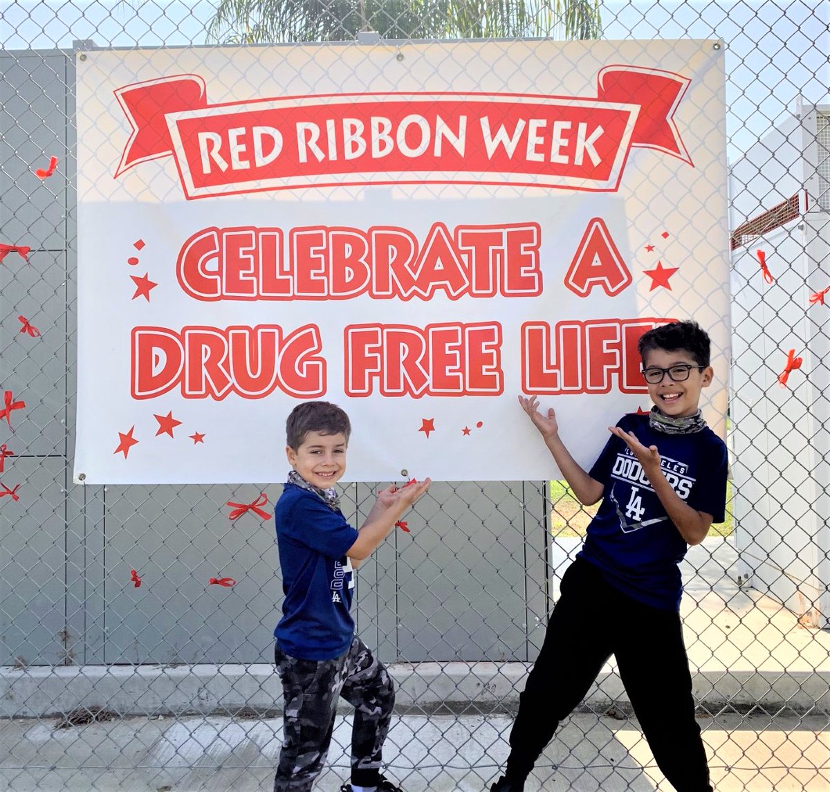 ChinoValleyUSD's tweet photo. Even though they are away from campus, these amazing #HowardCattleElementary #Rustlers added their ribbon to the fence to show they are committed to saying #notodrugs π @redribbonweek may be coming to an end, but the pledge these #students are making will echo a lifetime! https://t.co/ICFitJyvvW