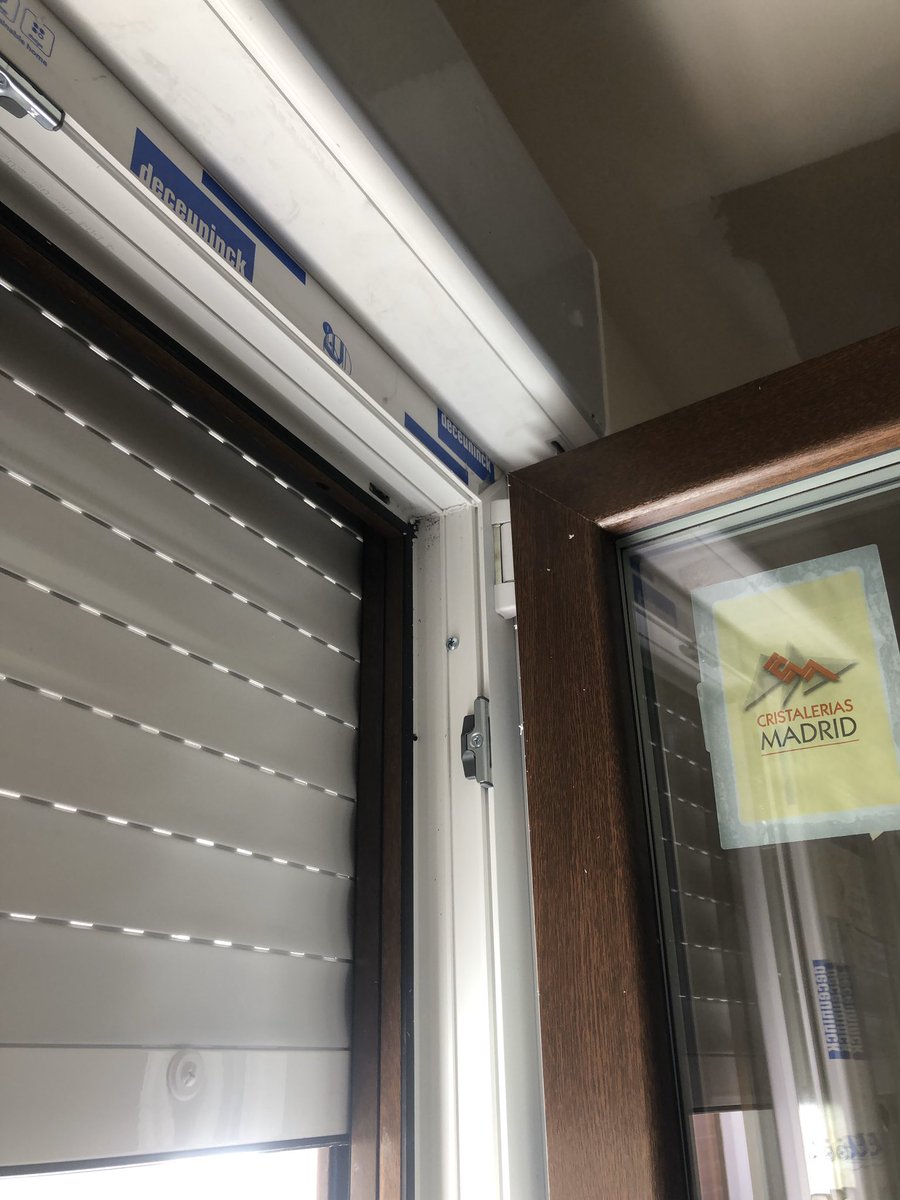 Ventanas de Pvc #deceunick zendow #neo bicolor nogal exterior y vidrios triples con #guardiansunglass con gas argón e intercalario caliente. Persianas con aislamiento térmico y persianas bicolor #deceuninckquickstep #EficienciaEnergética #aislamiento #cerramientos
