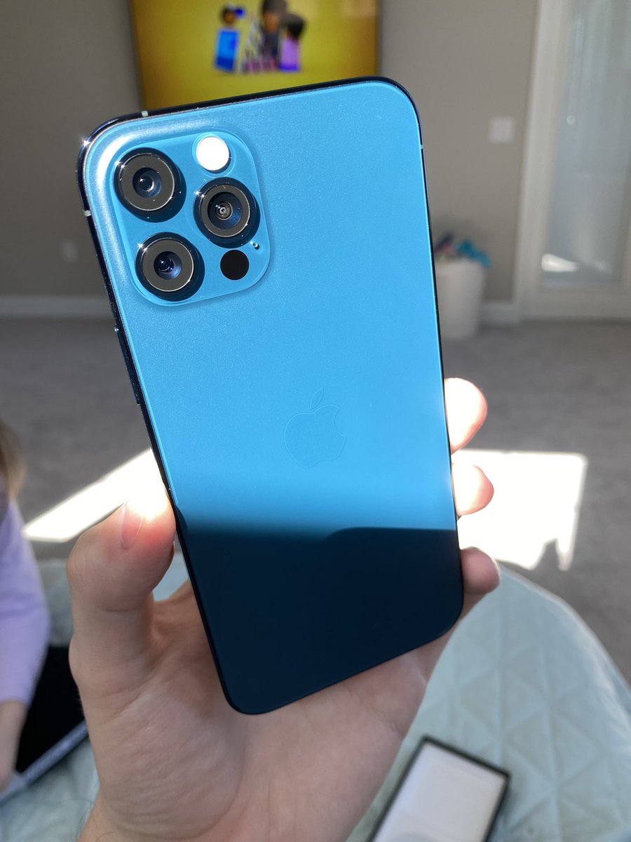russotalks's tweet image. the new iphone 12 pro pacific blue IS PRETTY😍💙🙏