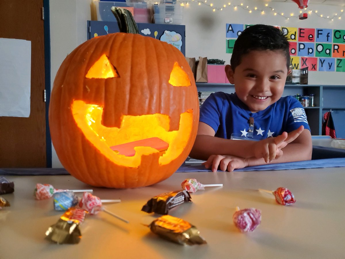 TESCharlesGalv's tweet photo. Happy Friday! #TESleads #Tigerpride https://t.co/GsSQjBfcAm