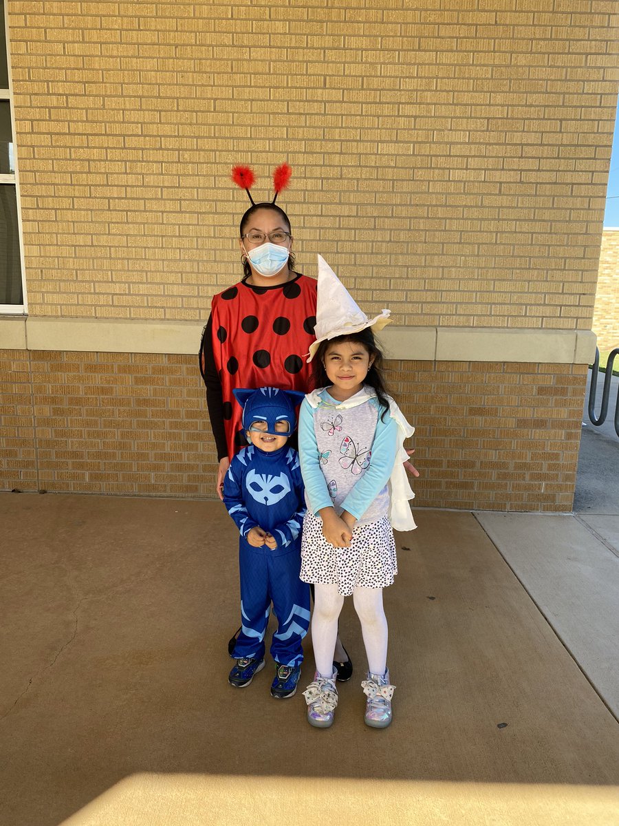 Ms_NietoPre_K's tweet photo. My remote student came by to visit and pick up their treats. https://t.co/vVwYMq1ThS