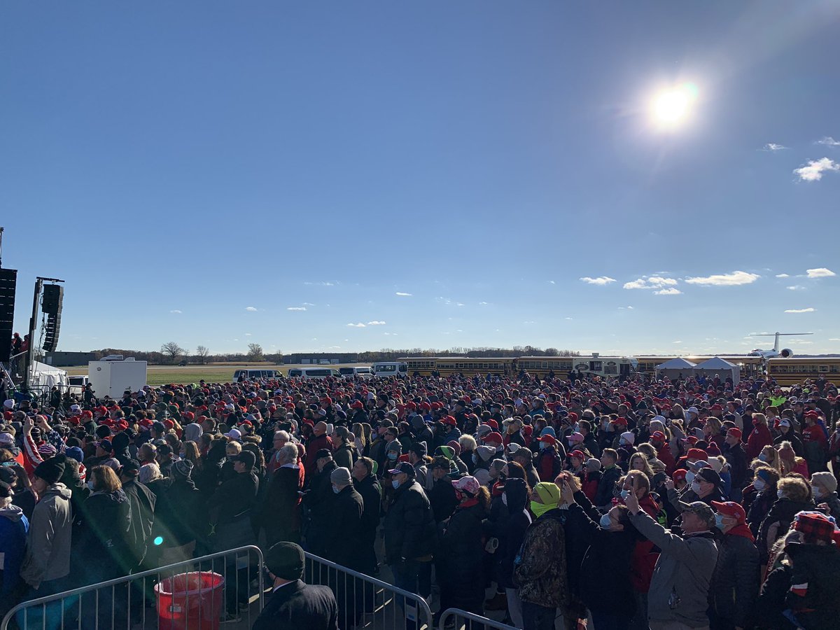 JDiamond1's tweet photo. Wisconsin has had the 3rd most coronavirus cases per capita of any state in the last week. Hospitalizations are rising here. Gov. Tony Evers has called the surge an “urgent crisis” and urged people to stay home.
This is the scene at Trump’s rally in Green Bay, Wisconsin: https://t.co/7zGIs8FAWQ
