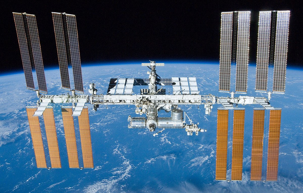 Since then the ISS has been continuously occupied, with 240 people from 19 countries visiting. The station itself has been gradually expanded over the decades of spaceflights and crews into the orbiting research lab we know now. 2/ https://www.nasa.gov/sites/default/files/atoms/files/iss20_celebrating_20_years.pdf