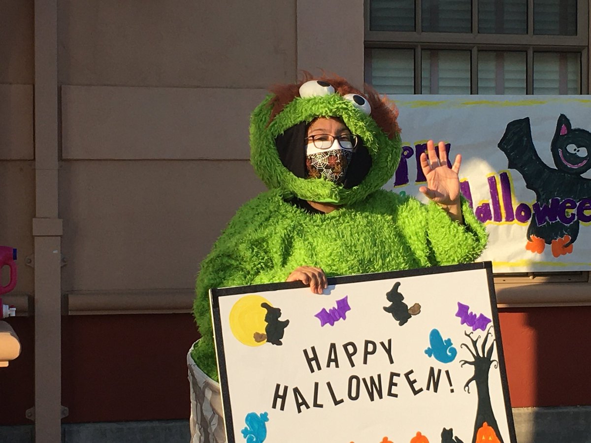 SanchezHawks's tweet photo. @SanchezHawks celebrating Halloween and reading with our “Sweet Treat Read n’ Greet” drive through event last night. Staff and students had a BLAST! #alisalfuerte https://t.co/KBVIPVlK3X