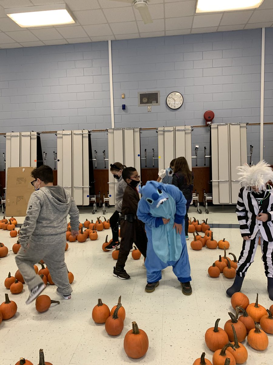 JenniferDeCarl4's tweet photo. Our awesome PTA treated us to an indoor pumpkin patch and we received a visit from “The Ghost with the Most”...Beetlejuice! 🎃☔️👻@Nokobulldogs @SachemSchools https://t.co/rcHSTYMMxC
