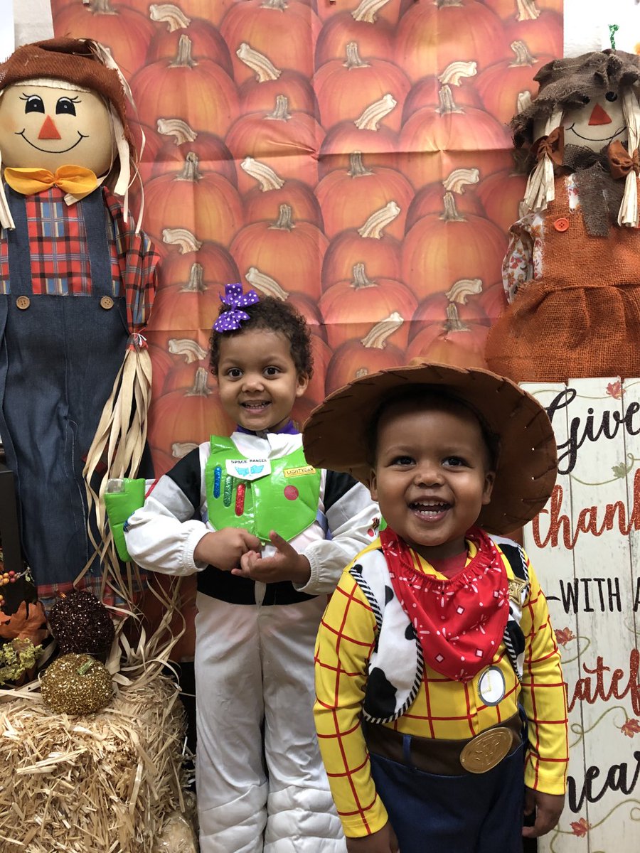 jessherrera407's tweet photo. There was a whole lot of costume cuteness going on here at the ECCC III today! #PISDECCC https://t.co/sMsGDwa1dJ