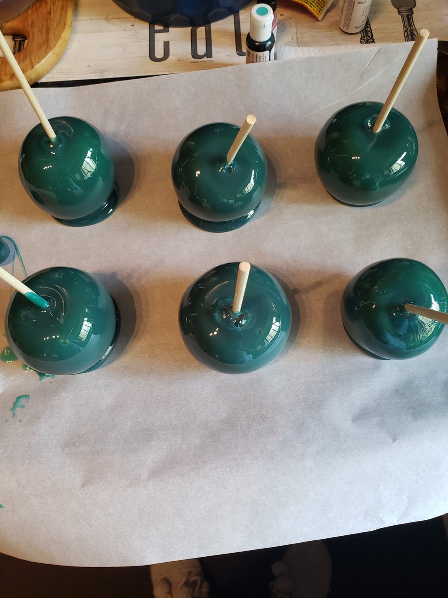 KedColorado's tweet photo. Holiday
Gourmet and candy apples?
Tap in with Chriis Nicole
She got that fire🔥🔥🔥🔥💯.
Any flavor you want or can think if
She can do it.
Single double even tripple dipped candy or chocolate caramel salted caramel man everything get with her early so your orders are garunteed.. https://t.co/YKri8HtxGh
