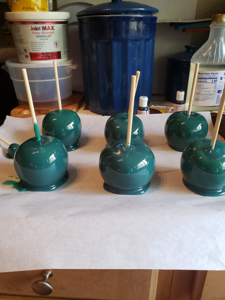 KedColorado's tweet photo. Holiday
Gourmet and candy apples?
Tap in with Chriis Nicole
She got that fire🔥🔥🔥🔥💯.
Any flavor you want or can think if
She can do it.
Single double even tripple dipped candy or chocolate caramel salted caramel man everything get with her early so your orders are garunteed.. https://t.co/YKri8HtxGh