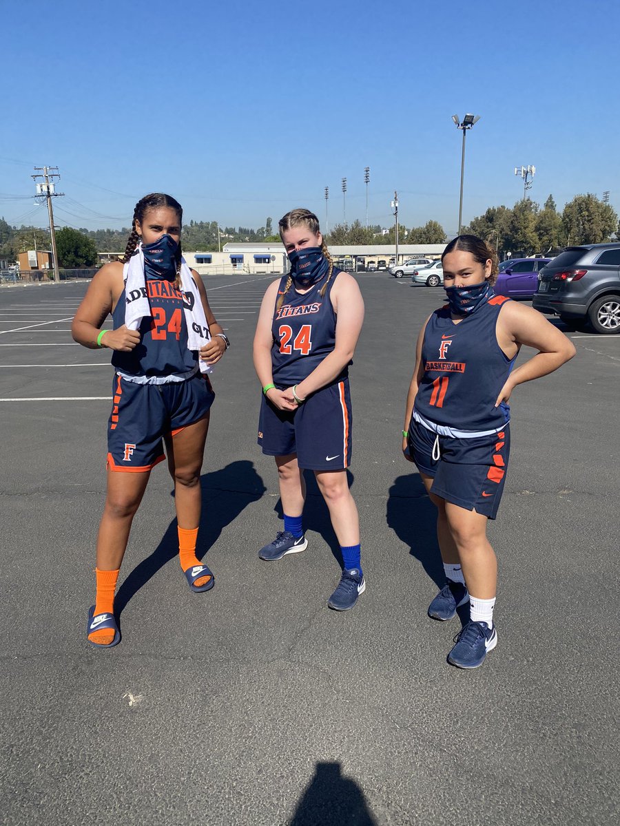 evelyn_sablan's tweet photo. Dressed up as Straight BALLERS for @Fullerton_SB costume dress up 😎 🏀 https://t.co/czkcRiWsmt