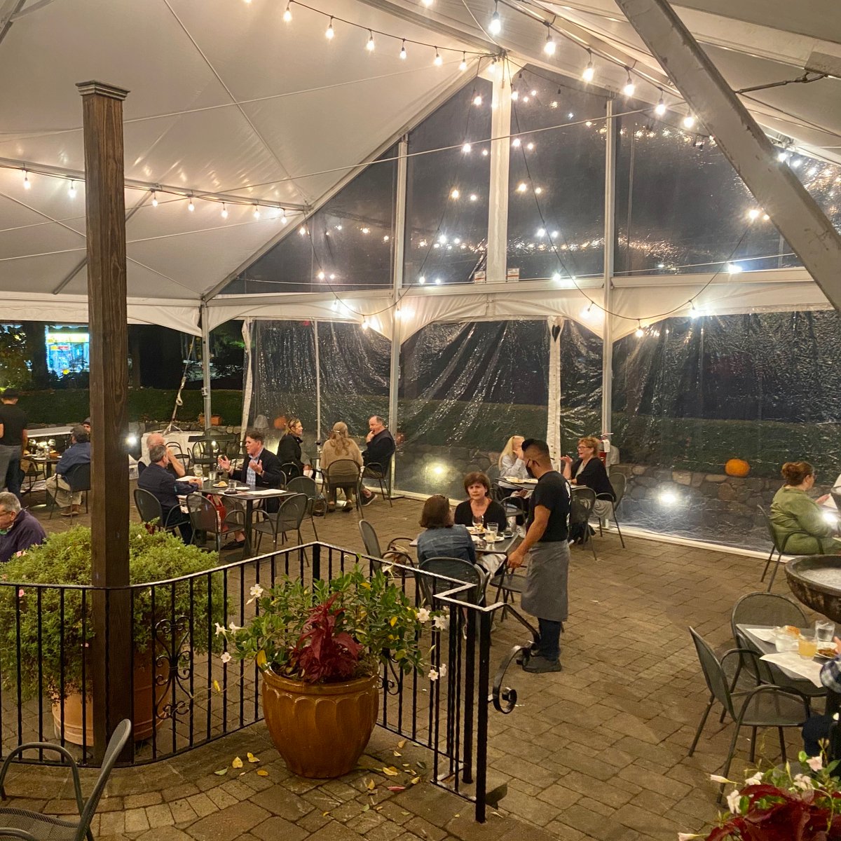 oakandalmond's tweet image. Fridays were made for outdoor dining at Oak + Almond!
Call 👉 (203) 846-4600 for reservations and dine under our 
💥HEATED TENT! 💥