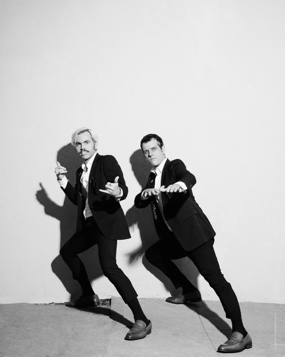 _-==-_ Just got our #starlink installed. Time to surf some average space internet. 🏄🏼‍♂️🛰 _-==_