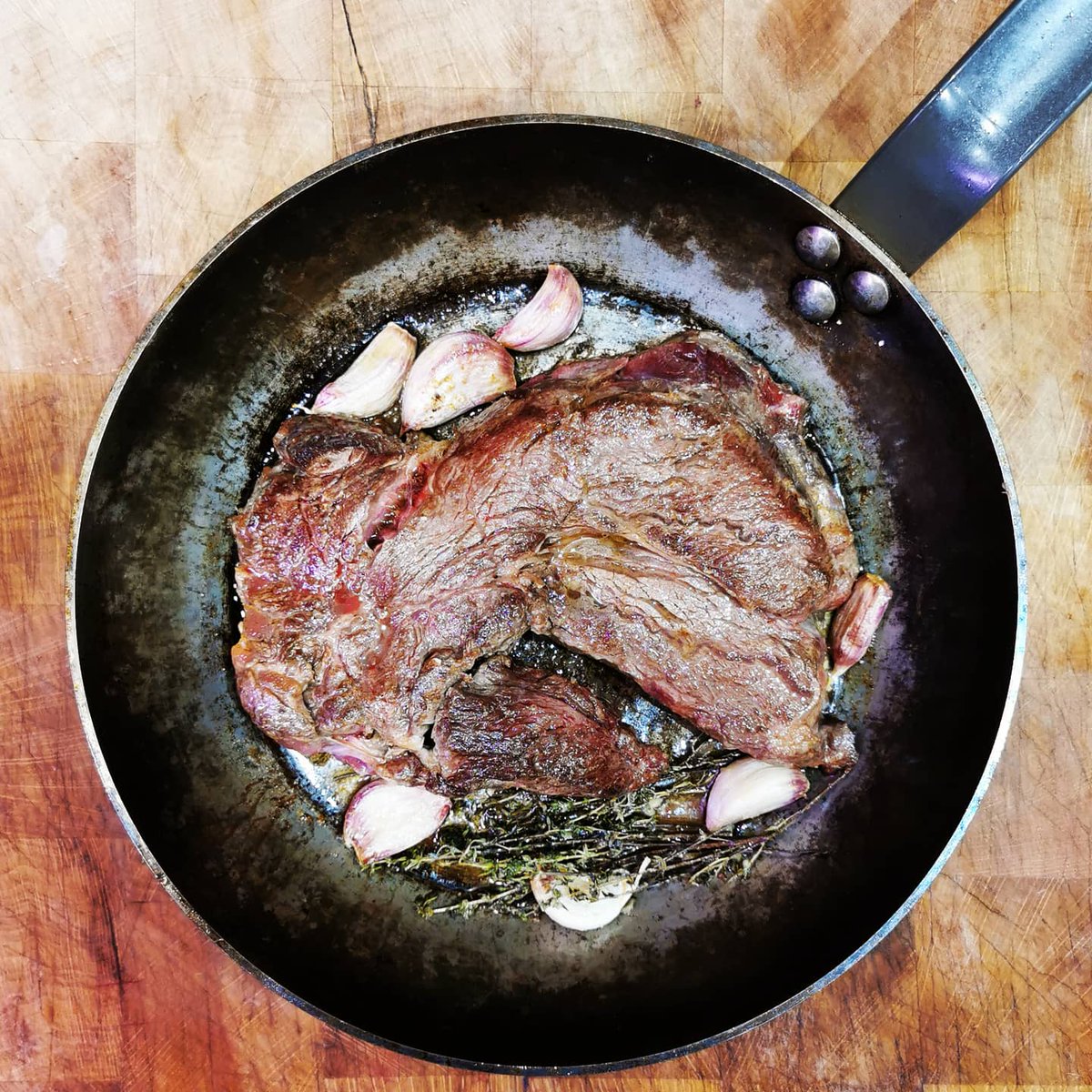 romain_leboeuf's tweet photo. Une #magnifique basse-côte #tendre à souhait et très #savoureuse, simplement #sautée à la #poêle 👍
Une #sublime pièce #maturée comme il se doit, #provenant d'une #génisse #charolaise made in #Berry 🇫🇷
#RomainLBF #SteakLover #Plaisir #Passion #Partage #MangerFrancais #FoodPorn https://t.co/LOqkfQSBvG