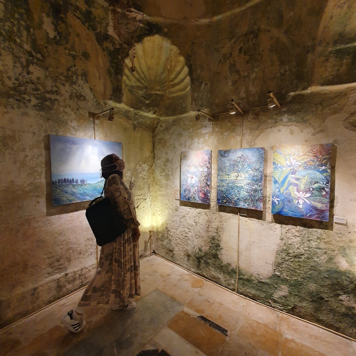 samiraezzo_'s tweet photo. Throwback to the opening night of "Revival" exhibition at the Hammam Al Jadeed in the Old Souks of Saida. Such a magical night with the display of 70 paintings reflecting the ritual of common cleansing of all religions in such an old hammam. @tomyoungart #tomyoung https://t.co/reKP9pcCsR
