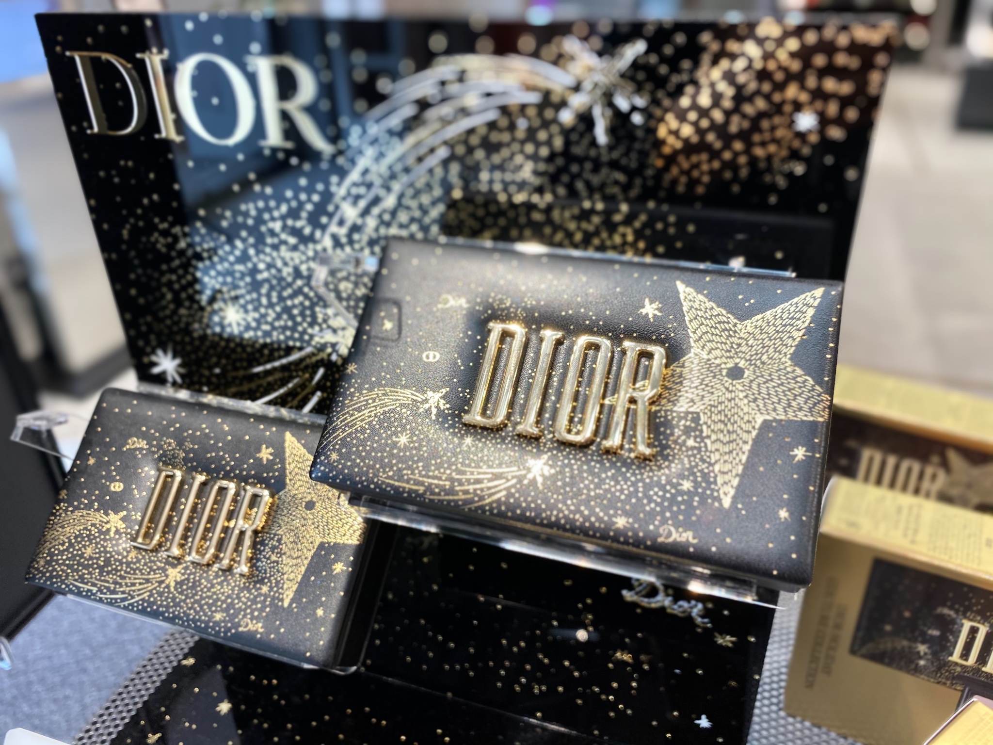 Cosme Tokyo公式 アットコスメトーキョー 東京 Twitter પર ディオール スパークリング クチュール アイ リップ パレット 限定品 アイシャドウ3色とリップ2色のセット ラメが上品に輝くブラウン系アイカラーに鮮やかなリップがとっても良く合う Dior