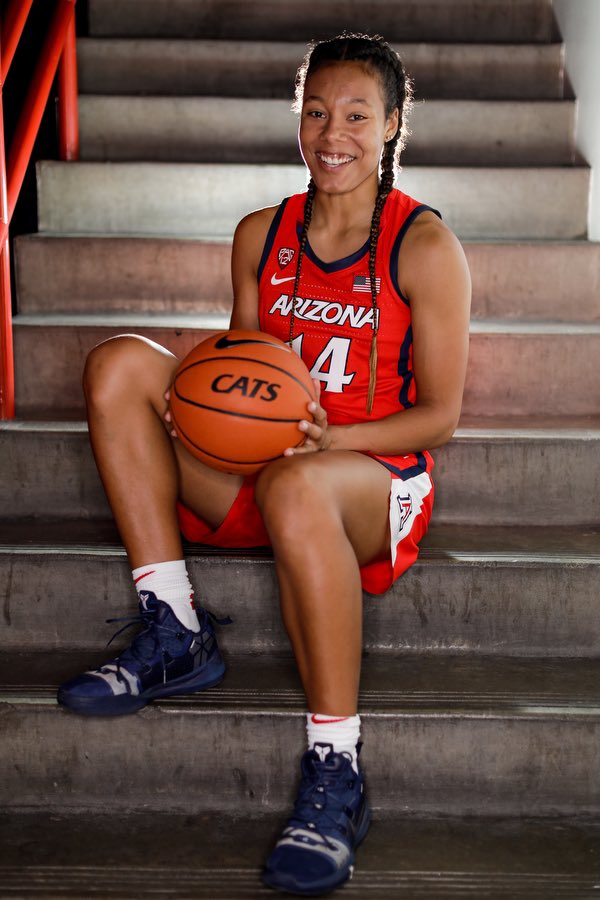 ArizonaWBB's tweet photo. Since you guys liked these so much, here are some more ring light pictures 😁⭐️✨ https://t.co/sRawNUTJL2