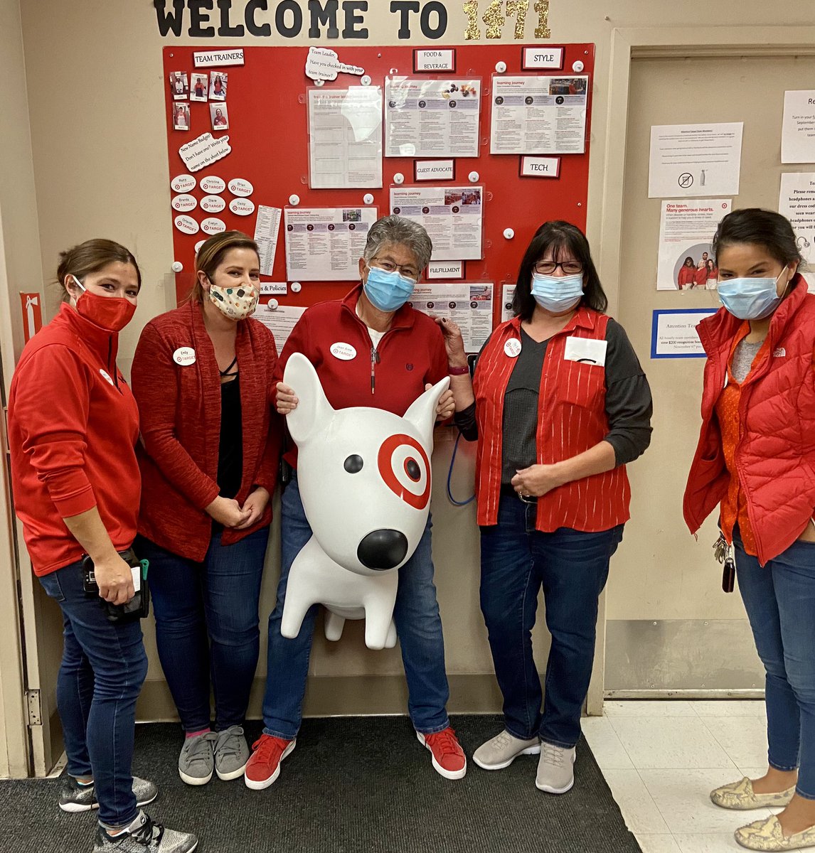 ashleechild3's tweet photo. We said goodbye today to one of the most impactful TM’s 1471 has had the honor of having on our team. After 40 years with the company, Olly is retiring and has a beautiful granddaughter waiting at home! #THANK YOU #worksomewhereyoulove #WeAreTarget https://t.co/WTl2oLMSUE