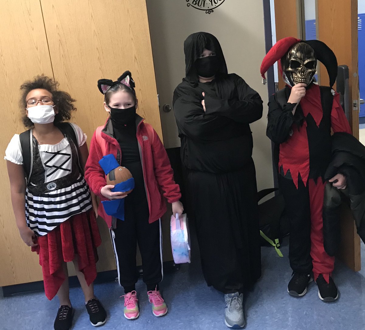 LauraKaczmare10's tweet photo. When is a pumpkin not a pumpkin? When it becomes a character from your favorite book! We had so much fun this week!! #BMSPride #WEareBatavia #5thgraderocks https://t.co/WQ3iEU1QIG