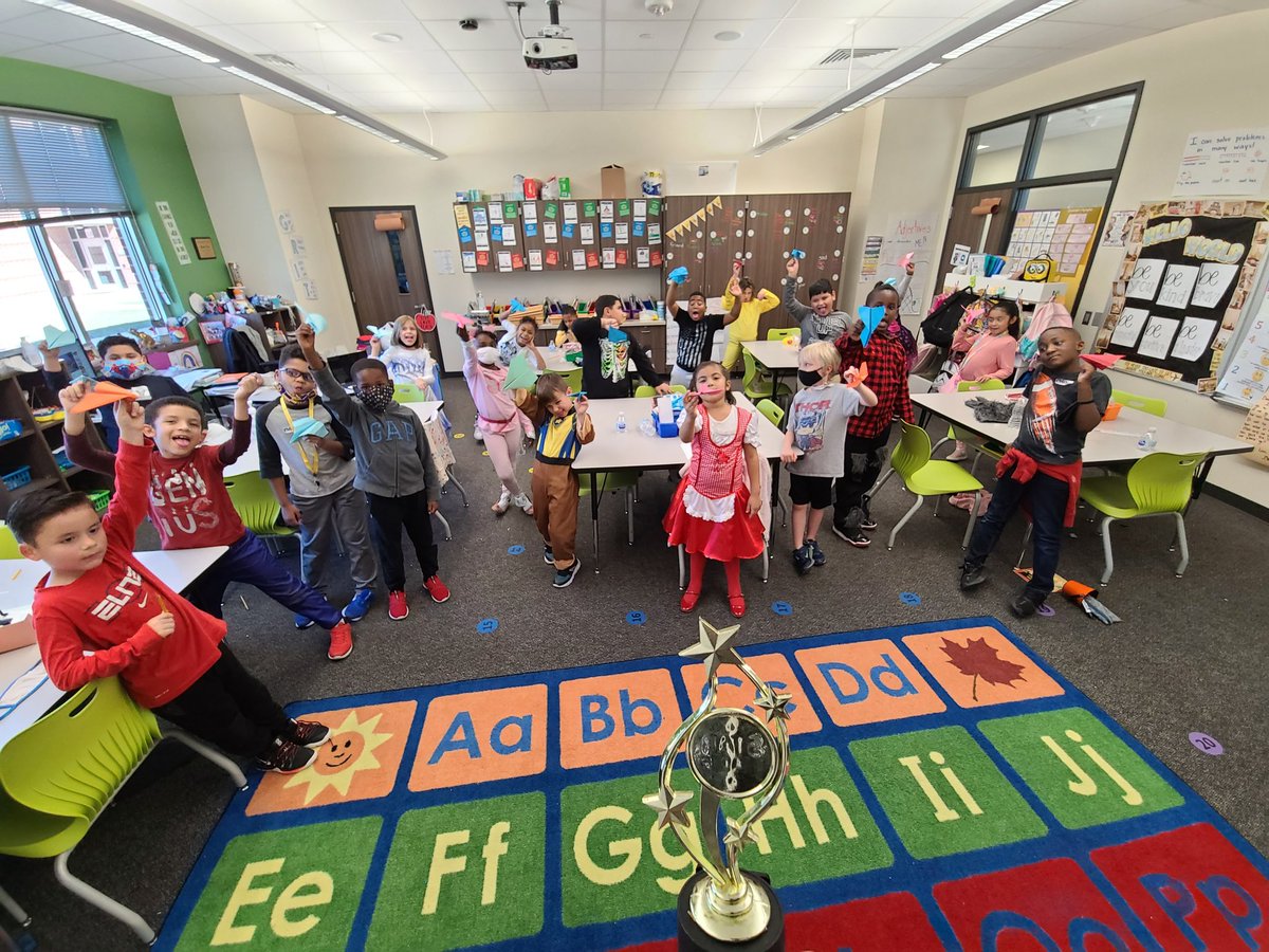 BiancaClay19's tweet photo. We just loveeeee #FridayswithMrsFord #CUBcommUNITY @Swimmervee @HumbleISD_RCE @LibraryRidge https://t.co/jIJIgfpsl4