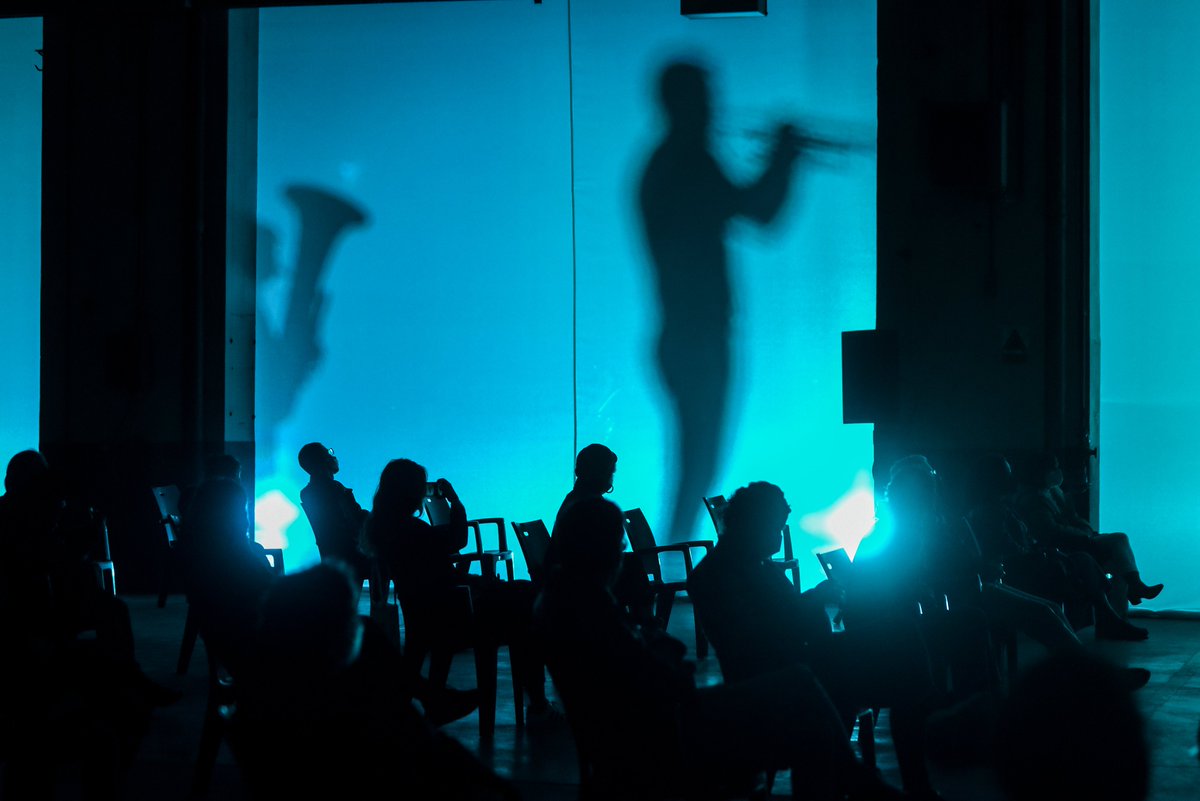 Hay espectáculos en los que se sube el telón, y otros en los que la magia comienza tras una cortina... Así vimos a Xixón Trap Jazz Quartet al inicio del estreno del cine-concierto de 'Garras humanas' esta noche.
#saco #saco6 #culturasegura
📷@Ivan_Mar_Zenit / SACO https://t.co/R1bcLXe0Ot