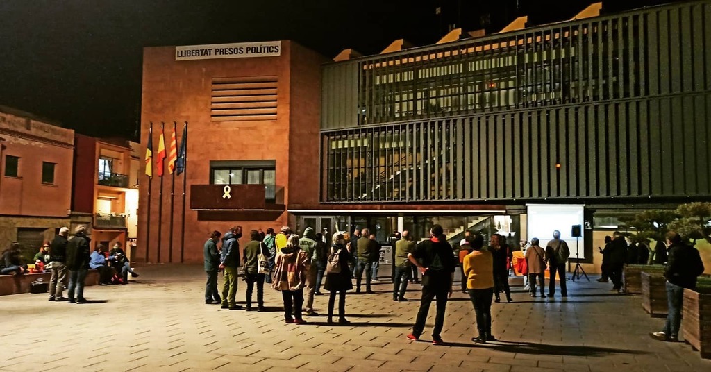 129a concentració <a href="/ANCGelida/">ANC Gelida</a> on hem tingut a <a href="/Pesacapsada/">Jordi Pesarrodona</a> presentant el seu #llibre "Una qüestió de nassos" en #vídeo a causa de les noves restriccions a la mobilitat per la #Covid19 #LlibertatPresosPolítics #Gelida #Penedès instagr.am/p/CG-w4yohn6M/