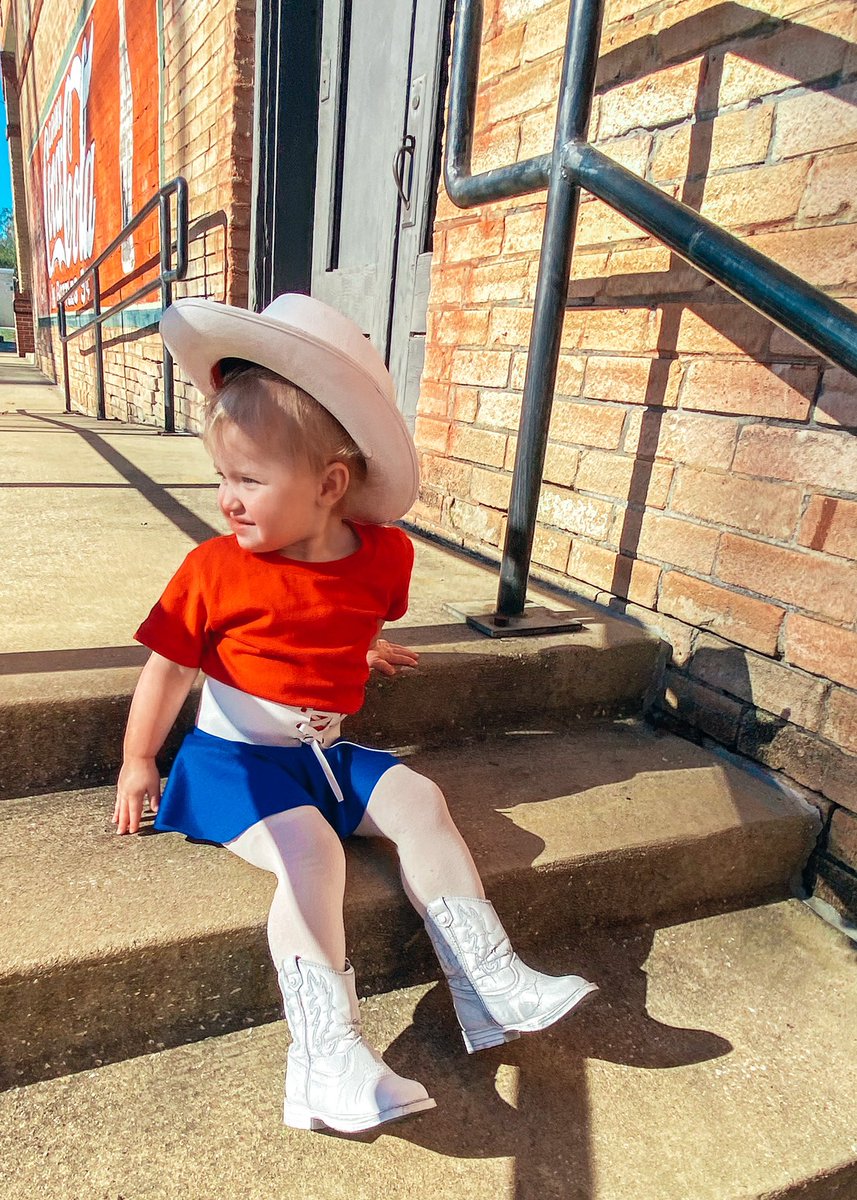 Courtneylanelee's tweet photo. God bless Texas. 🤟🏼❤️💙
Future rangerette, 96th line hopeful ❤️ 
#rangerette #drillteam #kilgoretexas 

@KCRangerettes https://t.co/VyyGQPq0FO