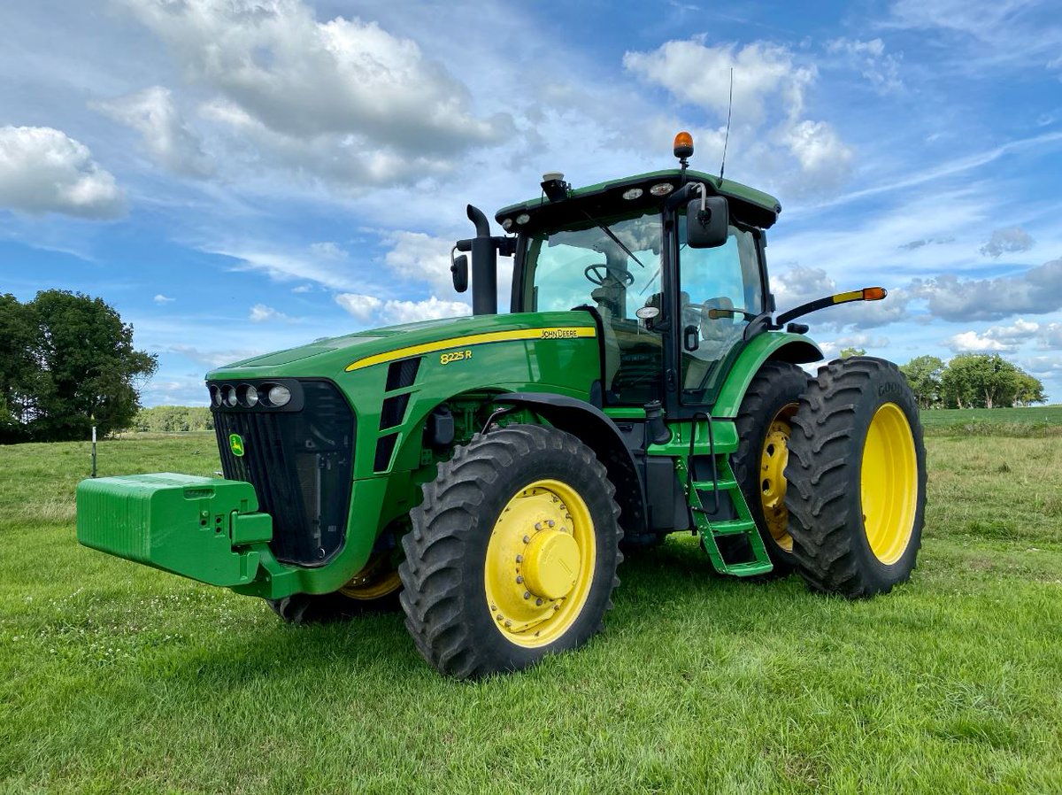 MachineryPete's tweet photo. For Sale By Owner in southwest Minnesota - Just Listed Today...2010 JD 8225R w/ 3350 hours, 1 owner. Info + more pics: https://t.co/vTjYeFKZzK https://t.co/1aR7WOV7uq
