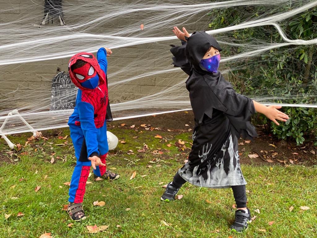 ABADAMarin's tweet photo. Trick or treat 👻!!! HAPPY HALLOWEEN 🎃!!
To take advantage of the dry weather, we celebrated Halloween earlier this year at ABADÁ CAPOEIRA MARIN. On 10/24, Saturday, we had classes in our costumes and played fun games adapting to capoeira movements to all ages!!!! https://t.co/h8skg0J9bs
