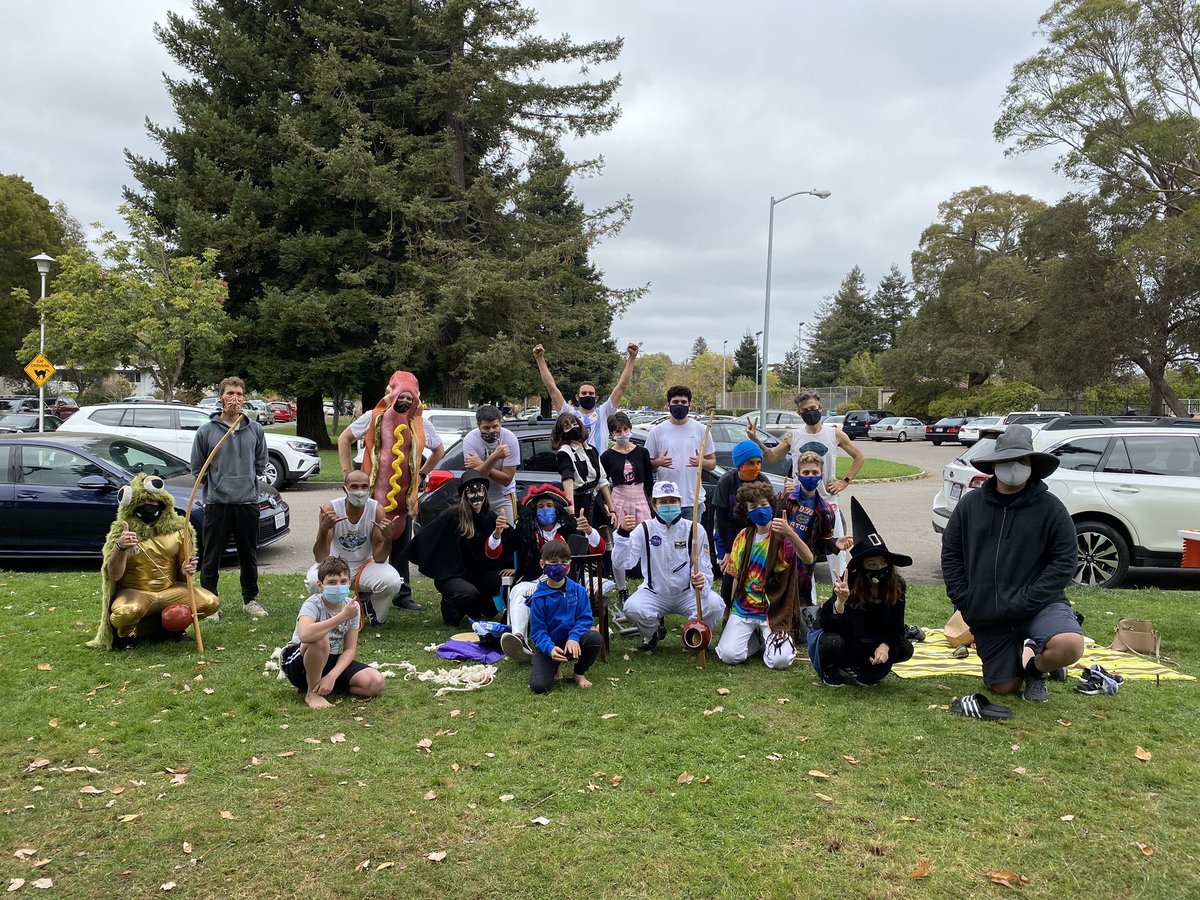 ABADAMarin's tweet photo. Trick or treat 👻!!! HAPPY HALLOWEEN 🎃!!
To take advantage of the dry weather, we celebrated Halloween earlier this year at ABADÁ CAPOEIRA MARIN. On 10/24, Saturday, we had classes in our costumes and played fun games adapting to capoeira movements to all ages!!!! https://t.co/h8skg0J9bs