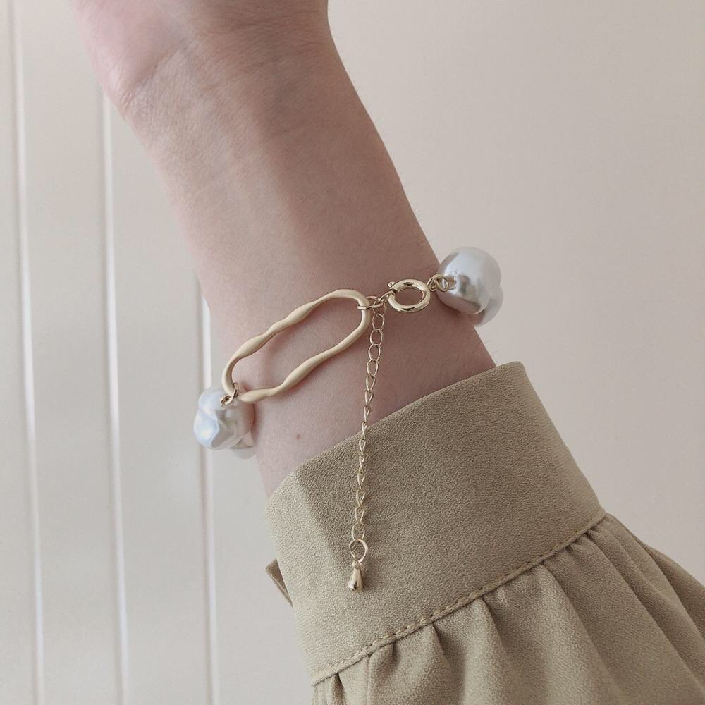Feelegancecom's tweet photo. 🍂 Don't think the pearl season has passed.
💎 Product Name : Baroque Pearl Bracelet.
❤️Buy now to give your heart a gift !
🌍 Free shipping to all over the world !
👆🏻Link in bio !

#bracelet #pearl #braceletfashion #womanbracelet #stylishbracelet #elegantbracelet #braceletlovers https://t.co/Z4Irj3Gd5o