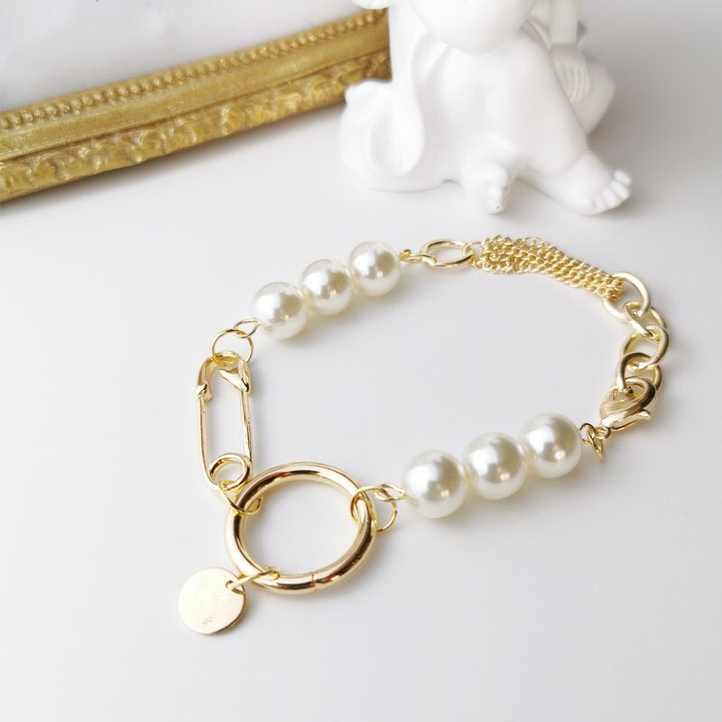 Feelegancecom's tweet photo. 🍂 Don't think the pearl season has passed.
💎 Product Name : Baroque Pearl Bracelet.
❤️Buy now to give your heart a gift !
🌍 Free shipping to all over the world !
👆🏻Link in bio !

#bracelet #pearl #braceletfashion #womanbracelet #stylishbracelet #elegantbracelet #braceletlovers https://t.co/Z4Irj3Gd5o