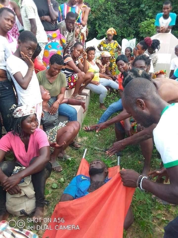 FrankZokou's tweet photo. La gendarmerie tire à balles réelles sur la population de saïoua faisant des morts et des blessés. @pdcirdaofficiel @HamedBakayoko1 @UNICEF_CIV
@Union_Africaine
#NonAu3èmemandat
#desobeissancecivile
#Adodegage
#jedisnonado
#HKB2020
#yapaselection
#CIV225
#CIV2020 https://t.co/rQGogIjJ32