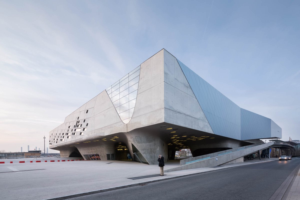 efemarq's tweet photo. #Taldiacomavui de 1950 va néixer l'arquitecta angloiraquiana Zaha #Hadid. Primera dona a la història en guanyar un Premi #Pritzker (2004), fou una de les màximes representants del #desconstructivisme. El 2000-05 construí l'icònic Centre de Ciències #Phaeno, a Wolfsburg, Alemanya. https://t.co/DbirdsSR8n
