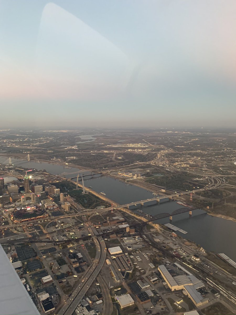 mkheck's tweet image. We took our daughter on an evening flight by the St. Louis Arch. We couldn&apos;t get cleared into the Class B airspace due to incoming big birds of the Boeing and Airbus varieties (!), but a great time was had by all! 😊🙌🛩

#pilotviews #stlouisarch
